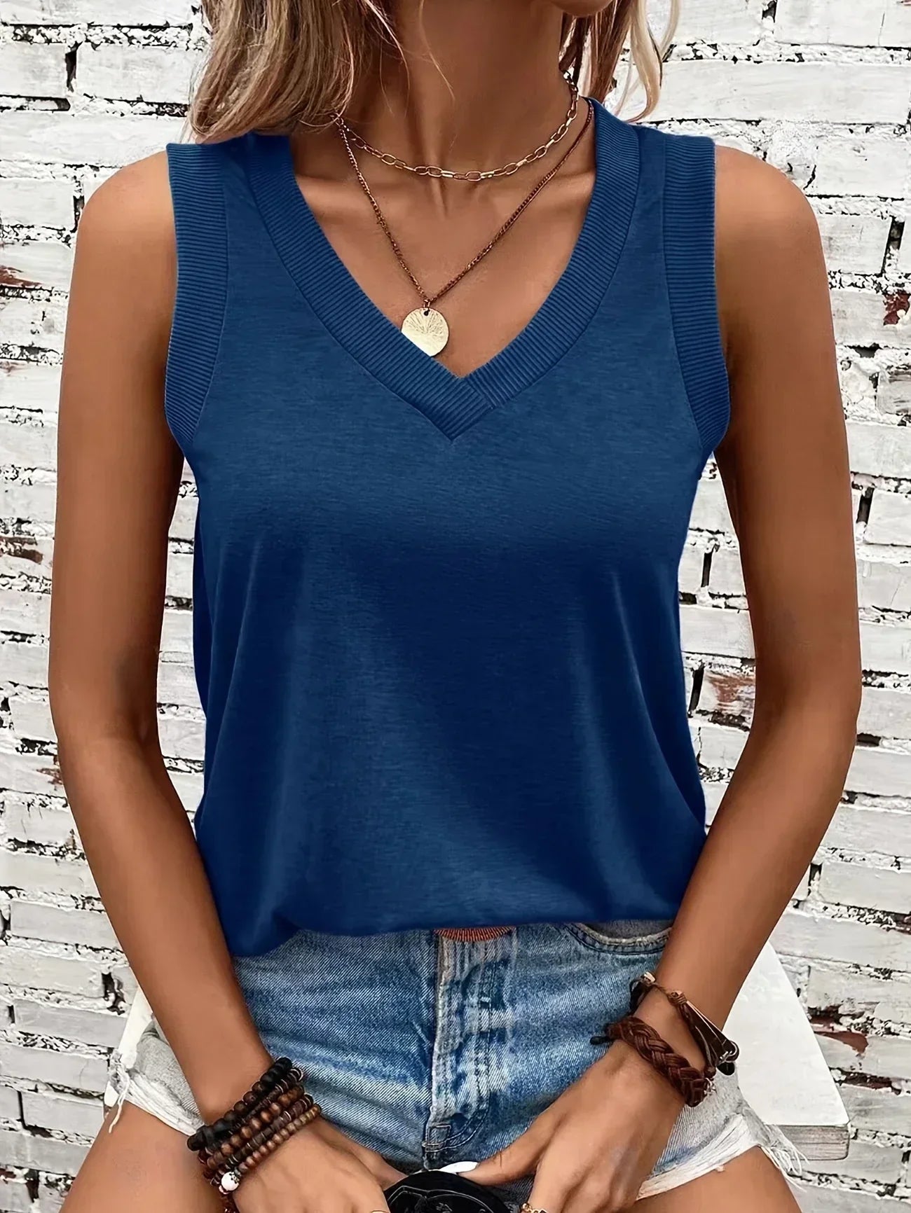 Jezzy - Breathable V-Neck And Sleeveless Top